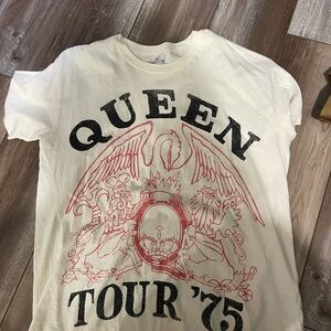 Hollister Cream Graphic Tee